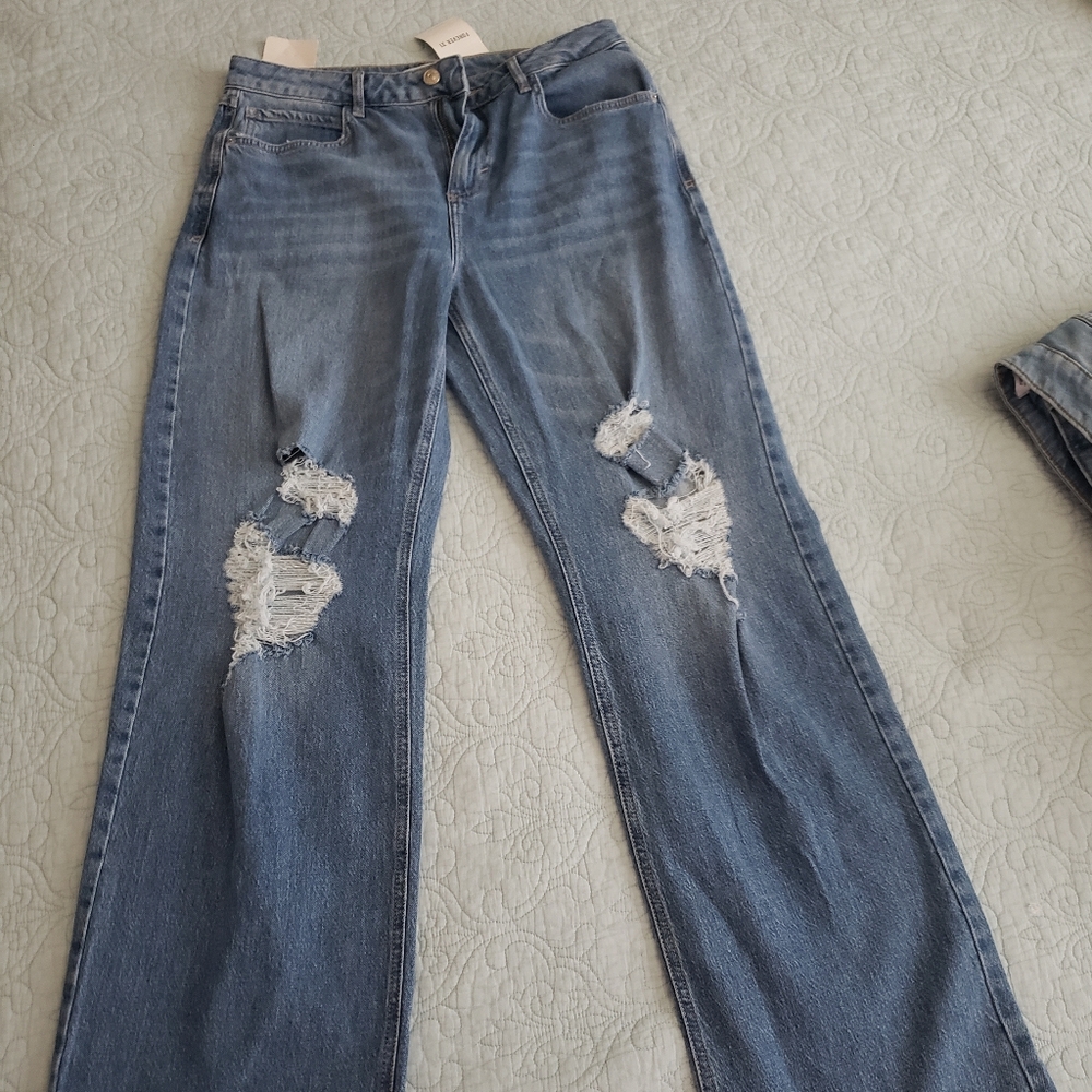 Distressed Forever 21 jeans NWT SIZE 28